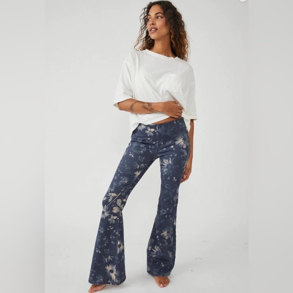 🌟FREE PEOPLE Penny Pull-On Printed Flare Jeans-Navy Combo-Size 27-28-29 - Picture 5 of 15